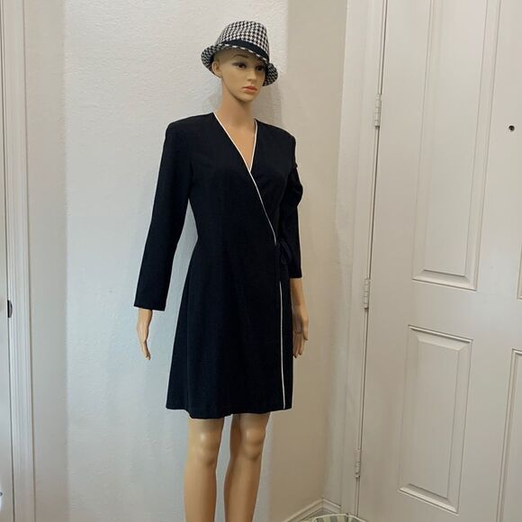 Harlow Dresses & Skirts - Harlow Dresses Sz 4 Black White Piping Mini Side Tie Wrap Long Sleeves Slimming